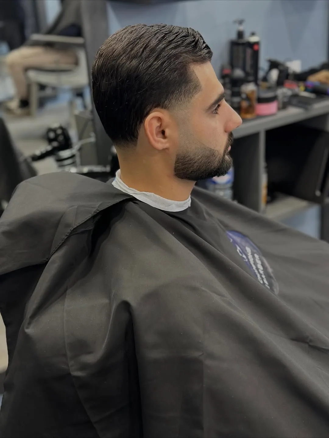 Dégradé et barbe taillée, contours nets, chez Champions Barber