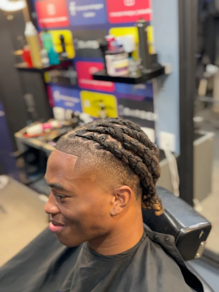 Locks et contours tracés au rasoir chez Champions Barber