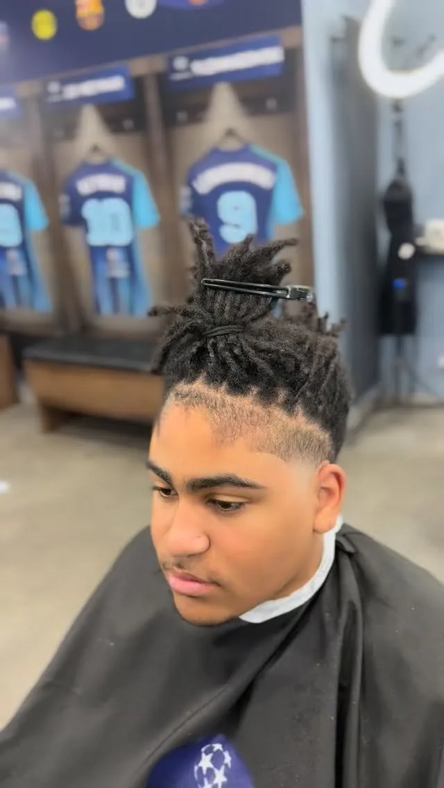 Dégradé sur cheveux locksés devant les vitrines à maillots du salon