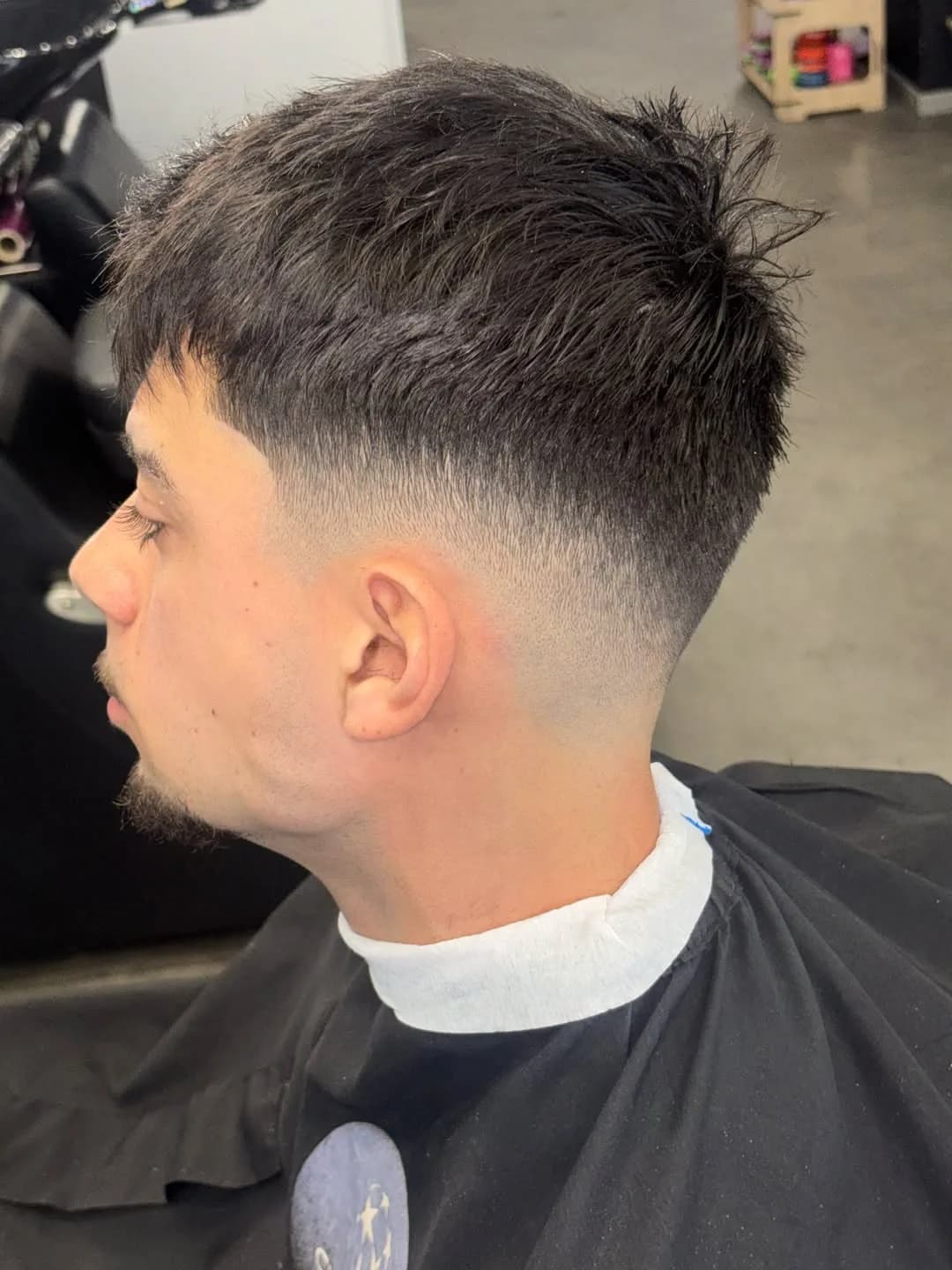 Dégradé à mi-hauteur et dessus texturé, coupe terminée chez Champions Barber